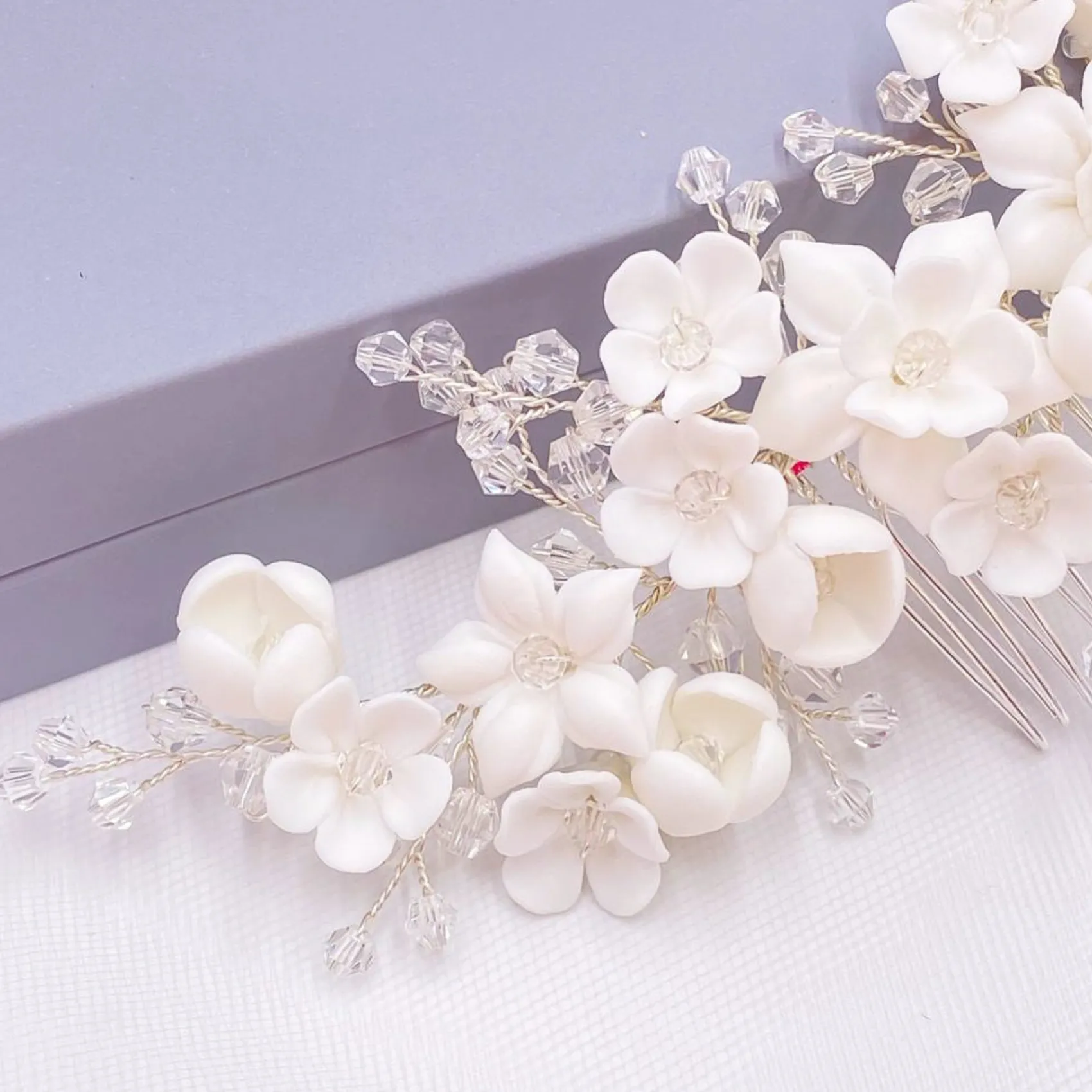 Lace & Favour Palisander Porzellan Blumen und Kristall Silber Haarkamm* Haarschmuck Aus Kristall | Silberne Haar-accessoires