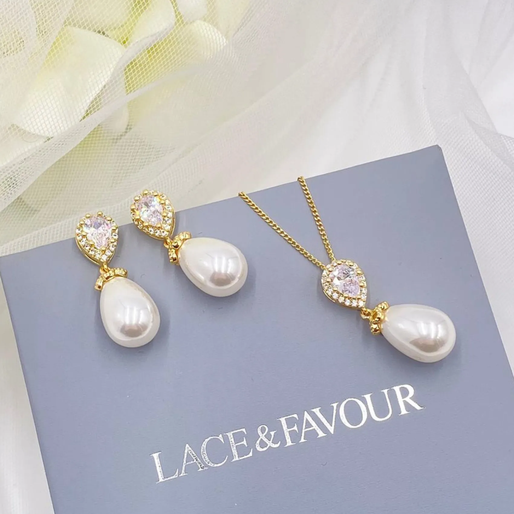 Lace & Favour Paloma Gold Teardrop Perlen Brautschmuck Set* Geschenke Für Die Braut | Perlen-hochzeitsschmuck