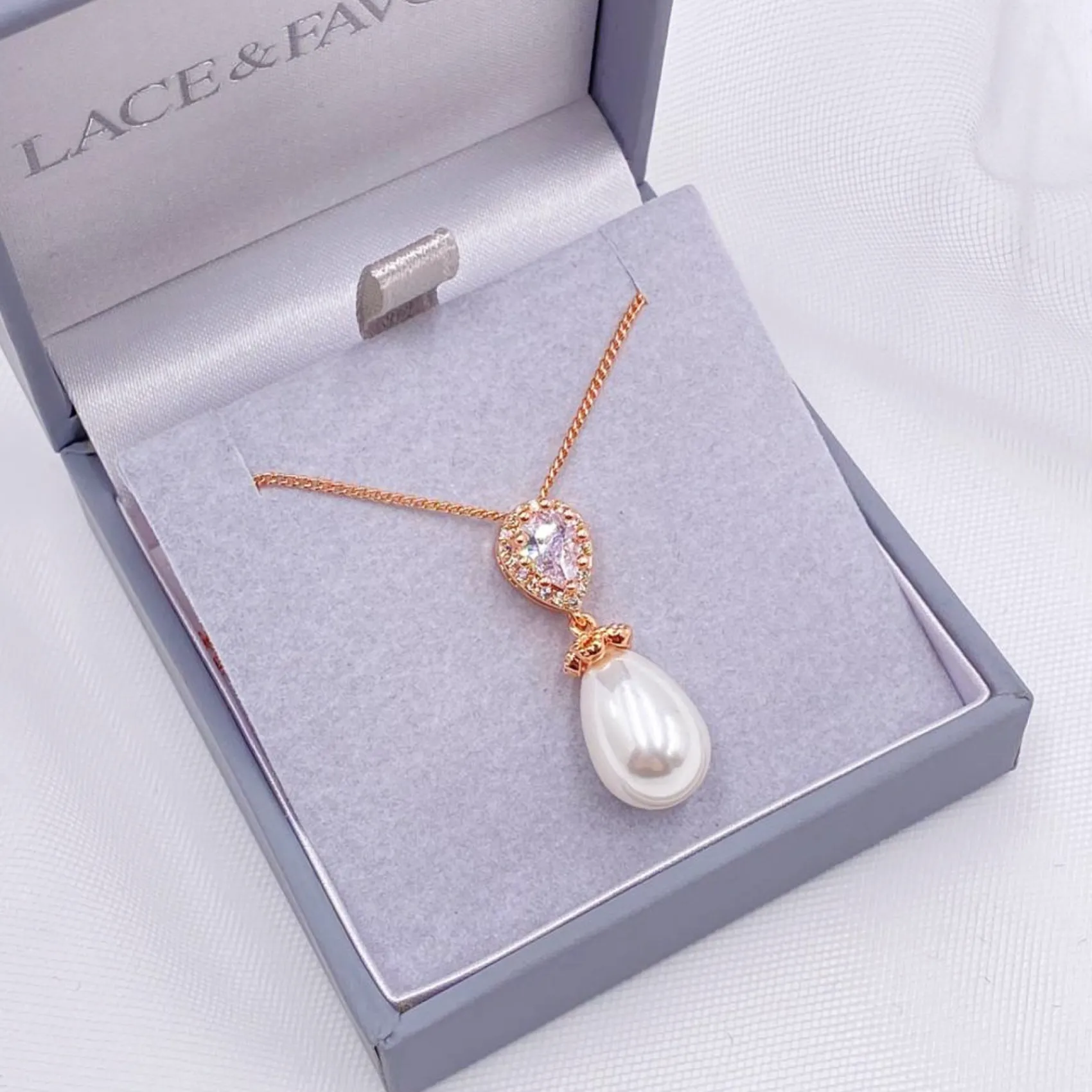 Lace & Favour Paloma Teardrop Perlen Anhänger Halskette (Rose Gold) | * Roségold Hochzeitsschmuck | Hochzeits-halsketten