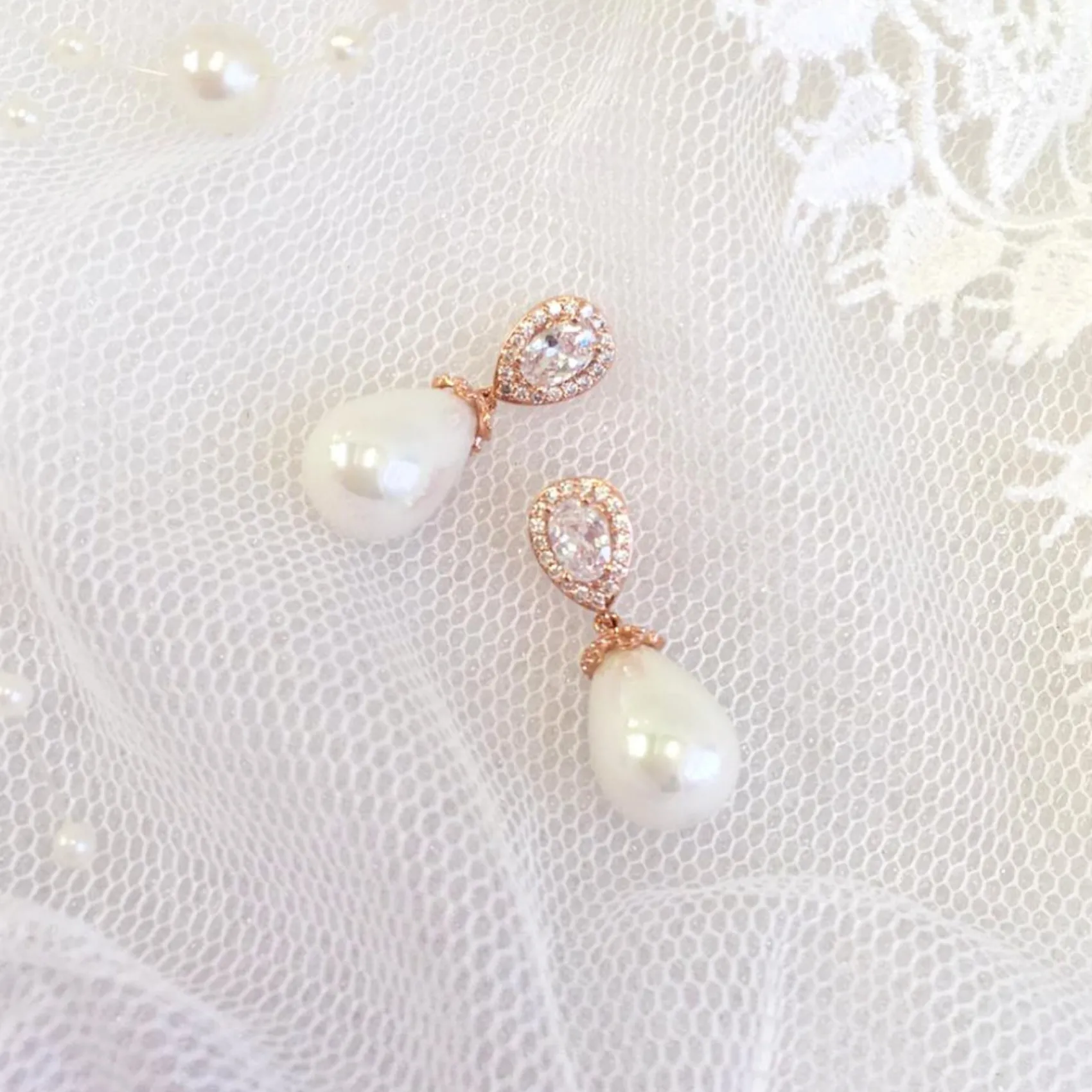 Lace & Favour Paloma Teardrop-Perlenohrringe zur Hochzeit (Rose Gold)* Geschenke Für Brautjungfern | Geschenke Für Die Braut
