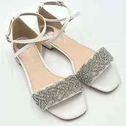 Perfect Bridal Blair Elfenbein Satin Kristall Flache Sandalen (Weite Passform)* Glitzernde Ballschuhe | Weiße Ballschuhe