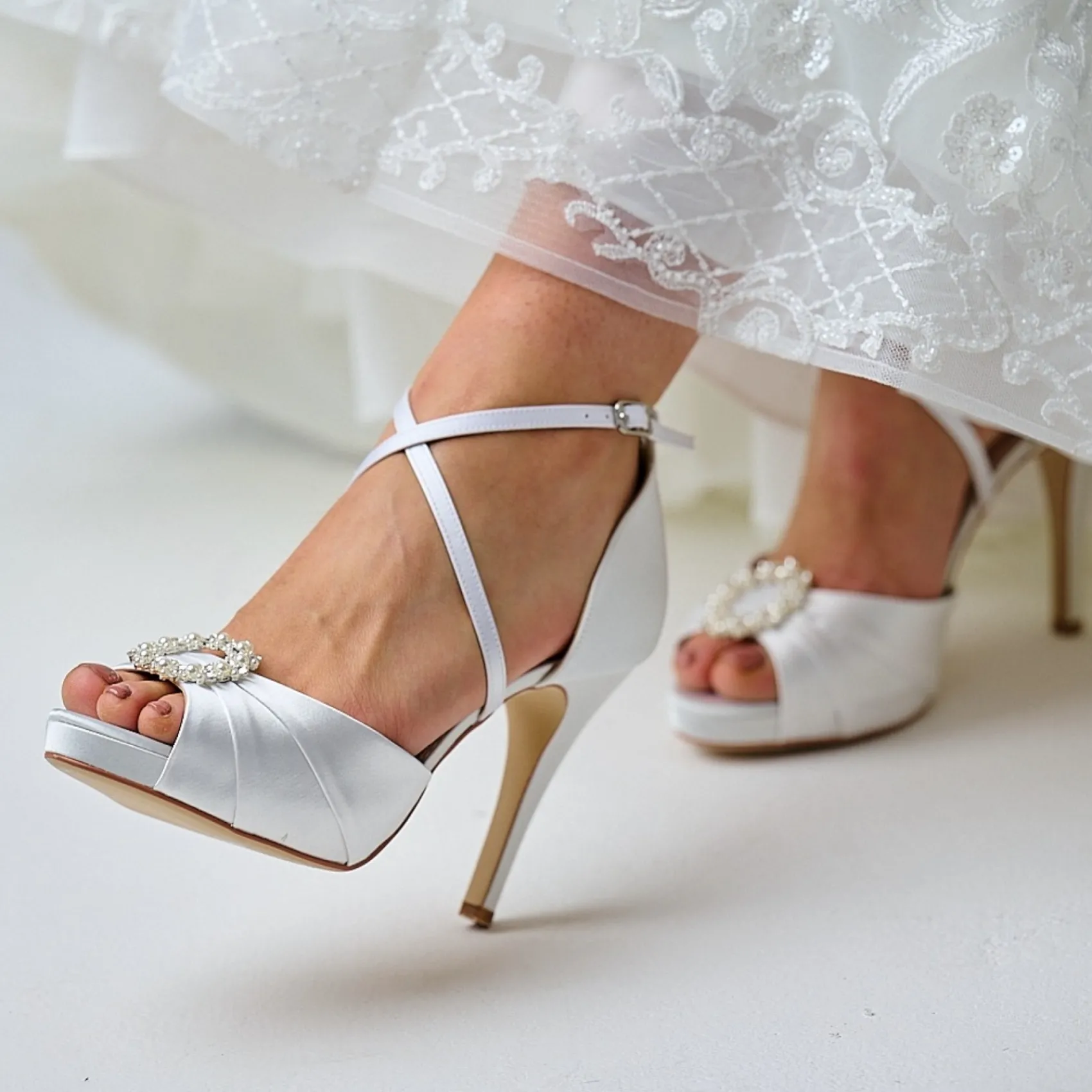Perfect Bridal Charlotte Elfenbein Satin Perlenbrosche Plateausandalen* Hochzeitsschuhe | Hochhackige Schuhe