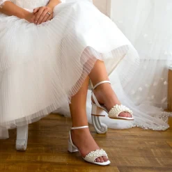 Perfect Bridal Claire Elfenbein Satin Perlen Sandalen mit niedrigem Blockabsatz* Schuhe Für Brautjungfern | Hochzeitsschuhe