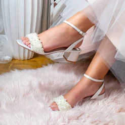 Perfect Bridal Claire Elfenbein Satin Perlen Sandalen mit niedrigem Blockabsatz* Schuhe Für Brautjungfern | Hochzeitsschuhe