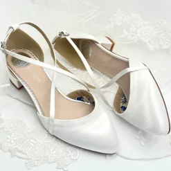 Perfect Bridal Deena Elfenbein Satin Cross Strap Block Heels (Weite Passform)* Schuhe Für Die Mutter Der Braut | Hochzeitsschuhe