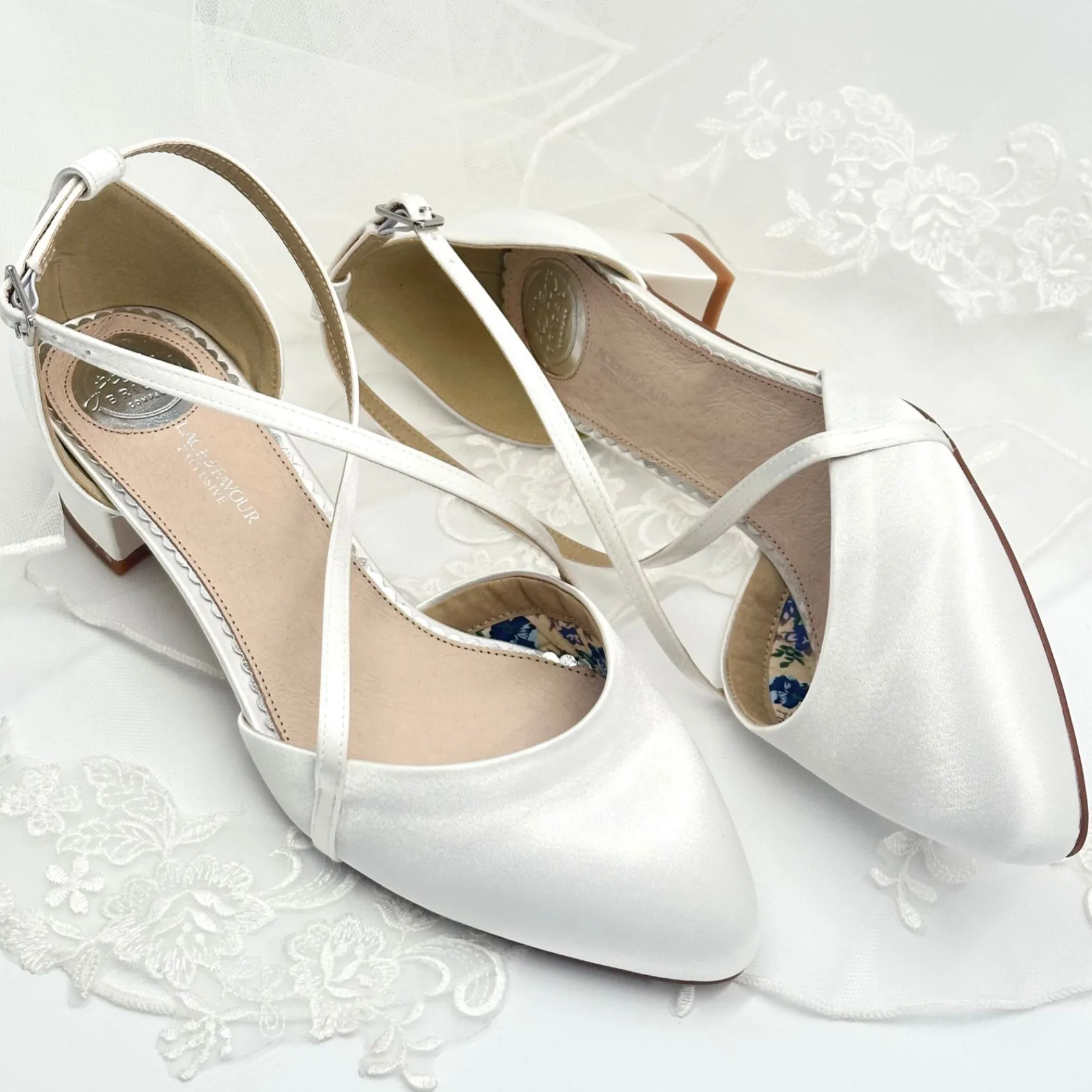 Perfect Bridal Deena Elfenbein Satin Cross Strap Block Heels (Weite Passform)* Schuhe Für Die Mutter Der Braut | Hochzeitsschuhe