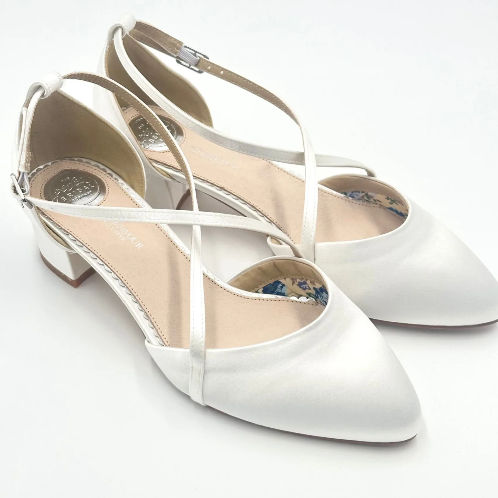Perfect Bridal Deena Elfenbein Satin Cross Strap Block Heels (Weite Passform)* Schuhe Für Die Mutter Der Braut | Hochzeitsschuhe