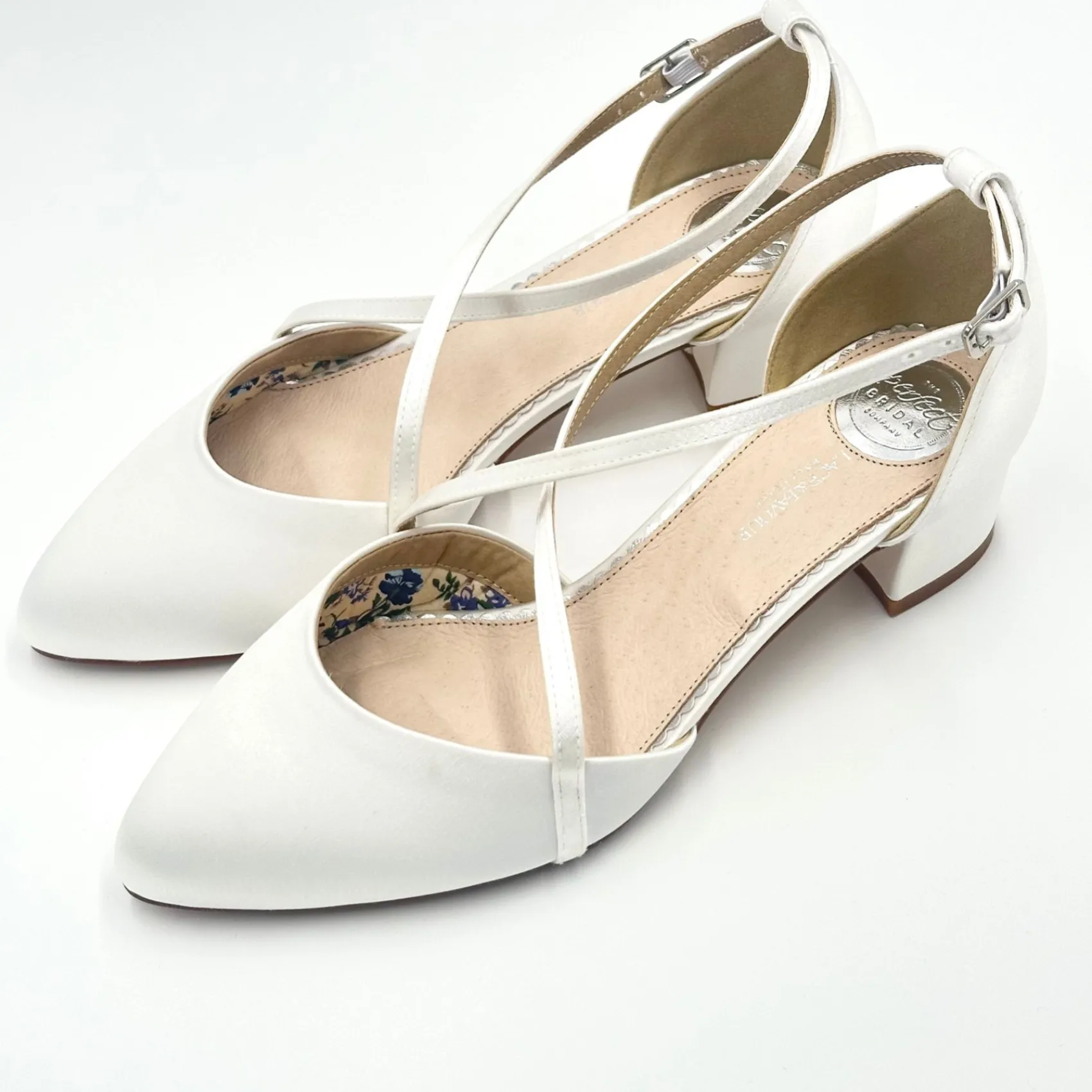 Perfect Bridal Deena Elfenbein Satin Cross Strap Block Heels (Weite Passform)* Schuhe Für Die Mutter Der Braut | Hochzeitsschuhe