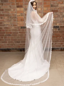 Perfect Bridal Elfenbein Zweistöckig Zart Spitze Rand Kathedrale Schleier* Zweistufiger Schleier | Kapelle Länge & Kathedrale Schleier
