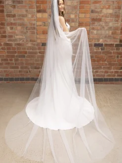 Perfect Bridal Elfenbeinfarbener einreihiger Kathedralenschleier mit geschliffenem Rand* Kapelle Länge & Kathedrale Schleier | Einstufige Schleier