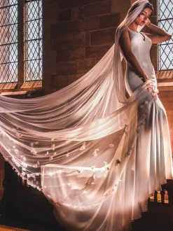 Perfect Bridal Elfenbeinfarbener einreihiger 3D Blumen und Perlen Kathedralenschleier* Einstufige Schleier | Kapelle Länge & Kathedrale Schleier