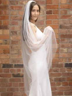Perfect Bridal Elfenbeinfarbener einreihiger Schleier mit geschliffenem Rand aus Kristall in Walzerlänge* Einstufige Schleier | Schleier In Walzerlänge