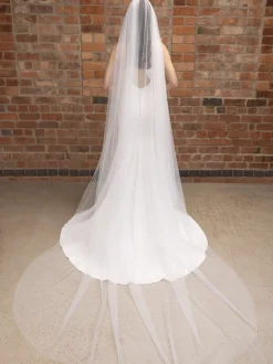 Perfect Bridal Elfenbeinfarbener einreihiger Kathedralenschleier mit geschliffenem Rand* Kapelle Länge & Kathedrale Schleier | Einstufige Schleier