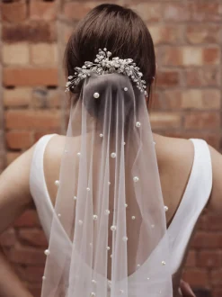 Perfect Bridal Elfenbeinfarbener einstufiger kurzer Schleier mit Perlenbesatz* Einstufige Schleier | Fingerspitzen-schleier
