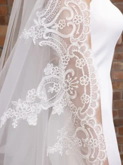 Perfect Bridal Elfenbeinfarbener einstufiger bodenlanger Schleier mit Spitzenschleppe* Einstufige Schleier | Bodenlange Schleier