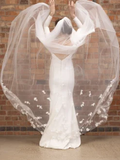 Perfect Bridal Elfenbeinfarbener einreihiger 3D Blumen und Perlen Kathedralenschleier* Einstufige Schleier | Kapelle Länge & Kathedrale Schleier