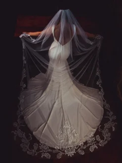 Perfect Bridal Elfenbeinfarbener einreihiger verzierter Spitzen-Kapellenschleier* Einstufige Schleier | Kapelle Länge & Kathedrale Schleier