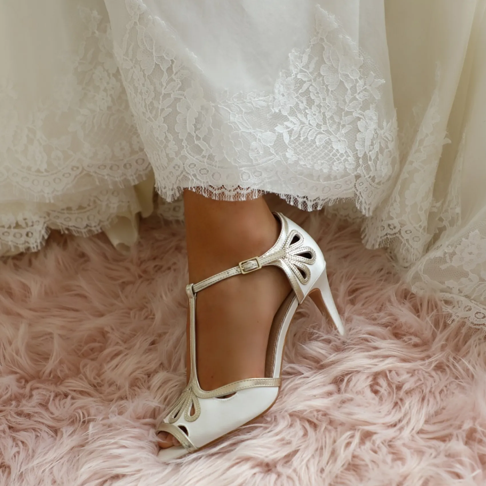 Perfect Bridal Esme Färbbare Elfenbein Satin und Gold Schimmer T-Bar Schuhe* Schuhe Für Hochzeitsgäste | Hochzeitsschuhe