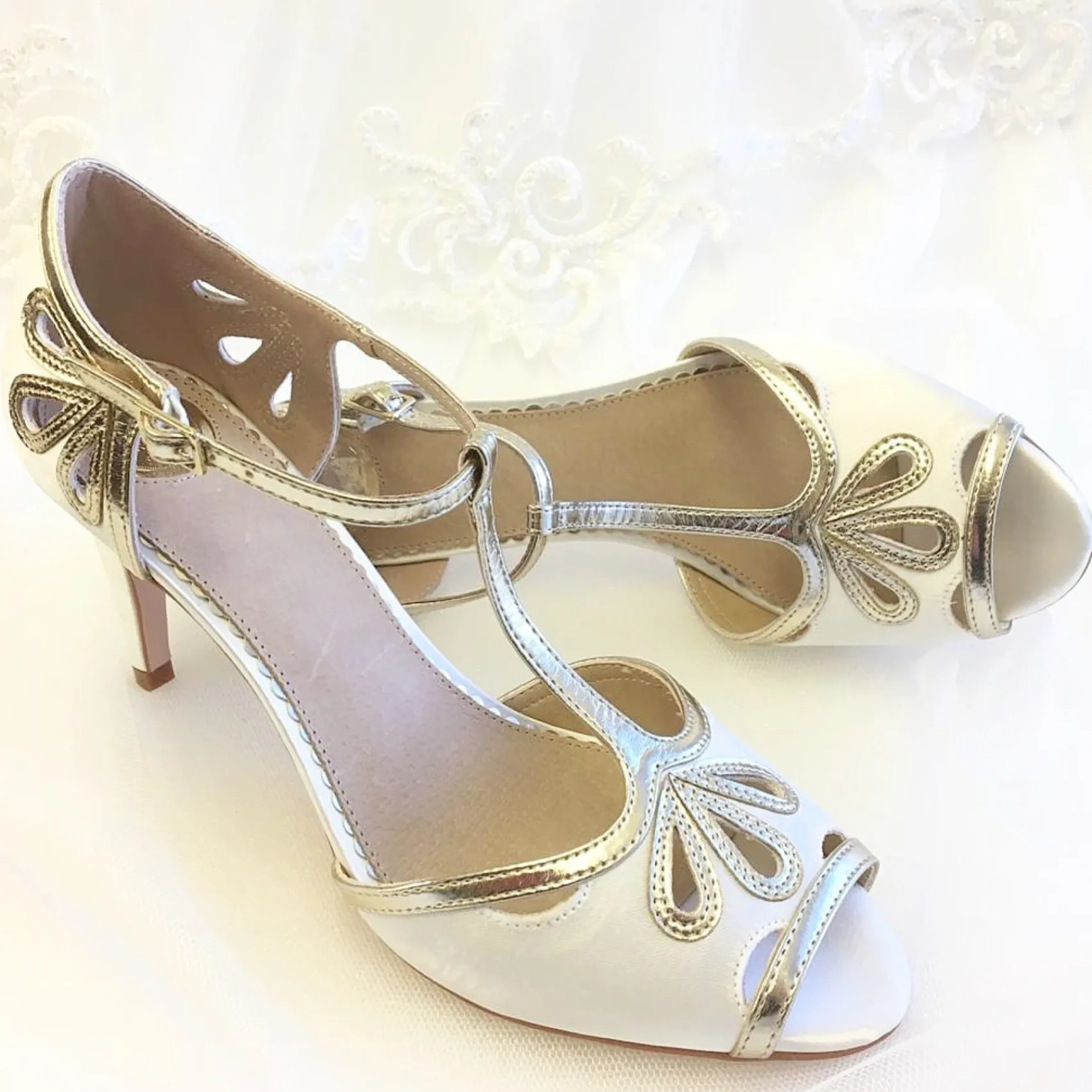 Perfect Bridal Esme Färbbare Elfenbein Satin und Gold Schimmer T-Bar Schuhe* Schuhe Für Hochzeitsgäste | Hochzeitsschuhe
