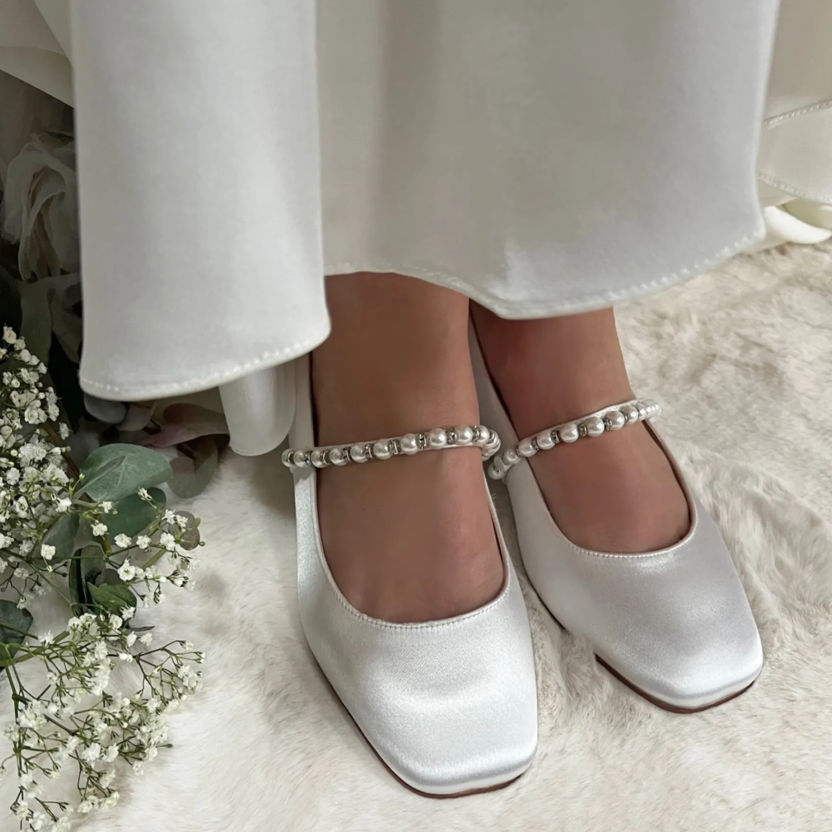 Perfect Bridal Kinsley Elfenbeinfarbene Satin Niedrige Blockabsätze mit Perlenriemen* Hochzeitsschuhe | Schuhe Mit Niedrigem Absatz