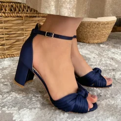 Perfect Bridal Lucinda Mitternachtssatin Sandalen mit geknotetem Blockabsatz* Schuhe Für Hochzeitsgäste | Schuhe Für Die Mutter Der Braut