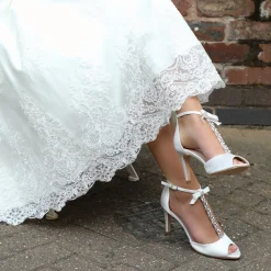 Perfect Bridal Phoenix Elfenbeinfarbene Satin-Kristall-T-Bar-Sandalen mit Detail* Hochzeitsschuhe | Hochhackige Schuhe