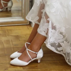 Perfect Bridal Renate Elfenbeinfarbene Satin-Absatzstiefel mit überkreuzten Riemen* Hochzeitsschuhe | Schuhe Mit Niedrigem Absatz