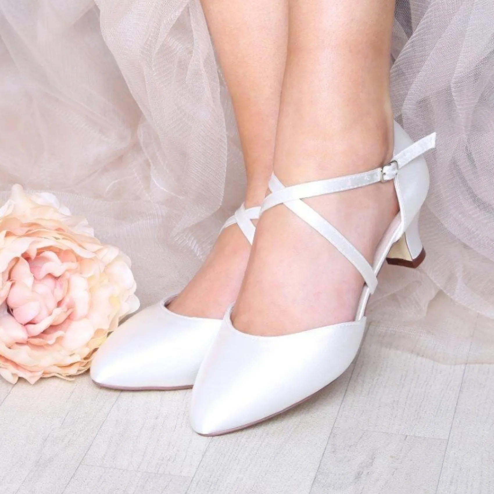 Perfect Bridal Renate Elfenbeinfarbene Satin-Absatzstiefel mit überkreuzten Riemen* Hochzeitsschuhe | Schuhe Mit Niedrigem Absatz