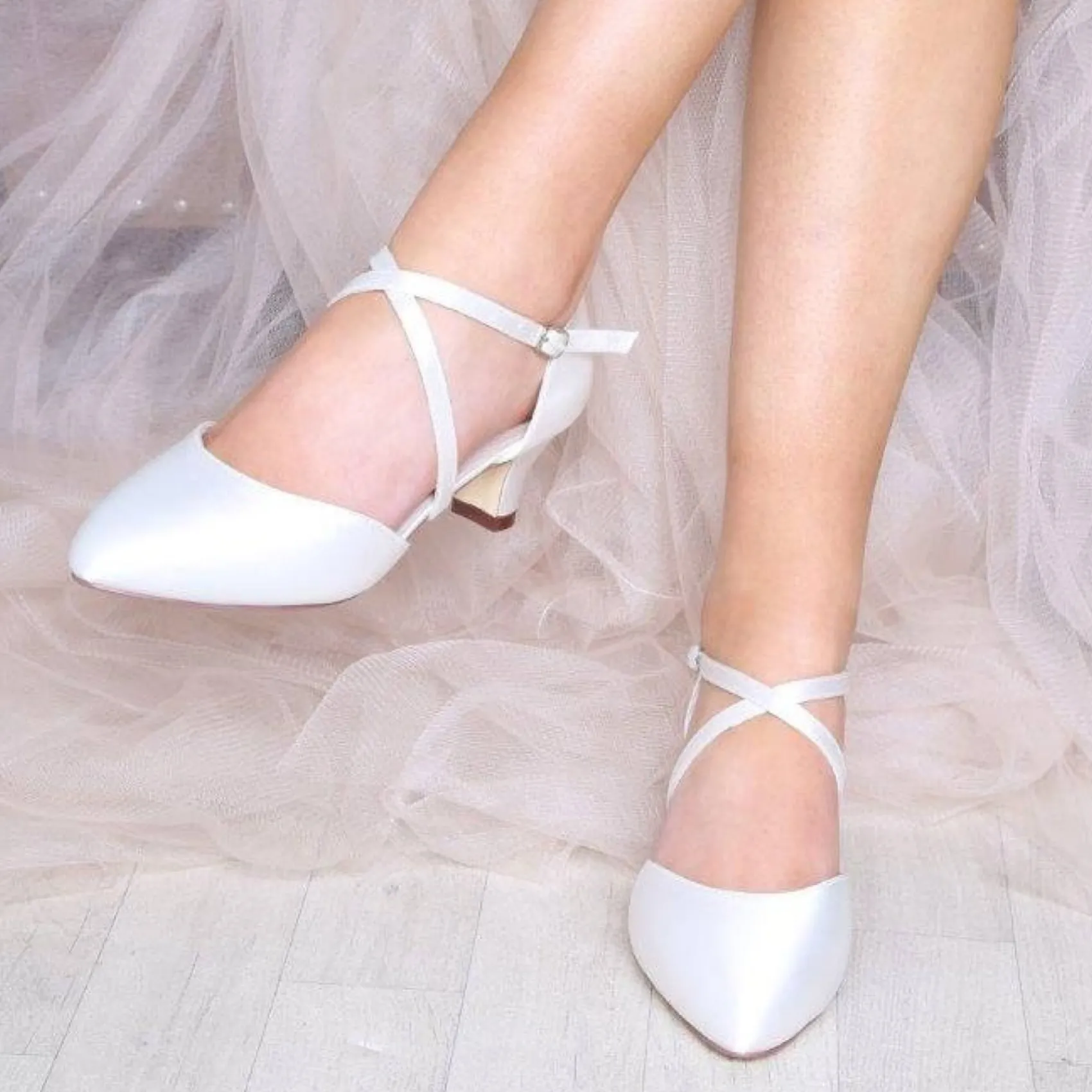 Perfect Bridal Renate Elfenbeinfarbene Satin-Absatzstiefel mit überkreuzten Riemen* Hochzeitsschuhe | Schuhe Mit Niedrigem Absatz