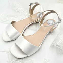 Perfect Bridal Riley Färbbare elfenbeinfarbene Satin-Sandalen (Weite Passform)* Schuhe Für Brautjungfern | Hochzeitsschuhe