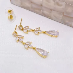 Lace & Favour Radiance Gold Lange Cubic Zirkonia Tropfen-Ohrringe* Goldener Abschlussball-schmuck | Abschlussball-ohrringe