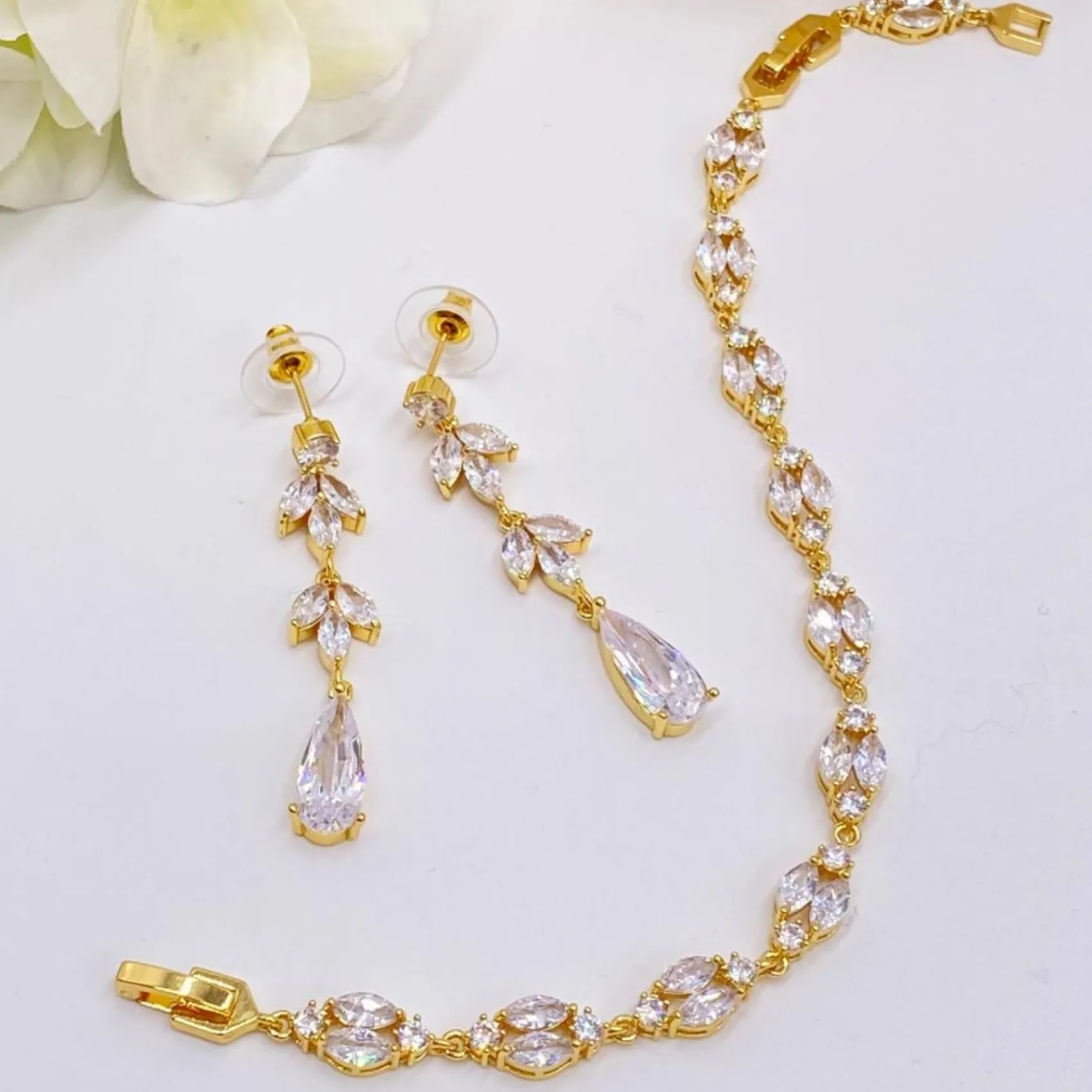 Lace & Favour Radiance Gold Lange Cubic Zirkonia Tropfen-Ohrringe* Goldener Abschlussball-schmuck | Abschlussball-ohrringe