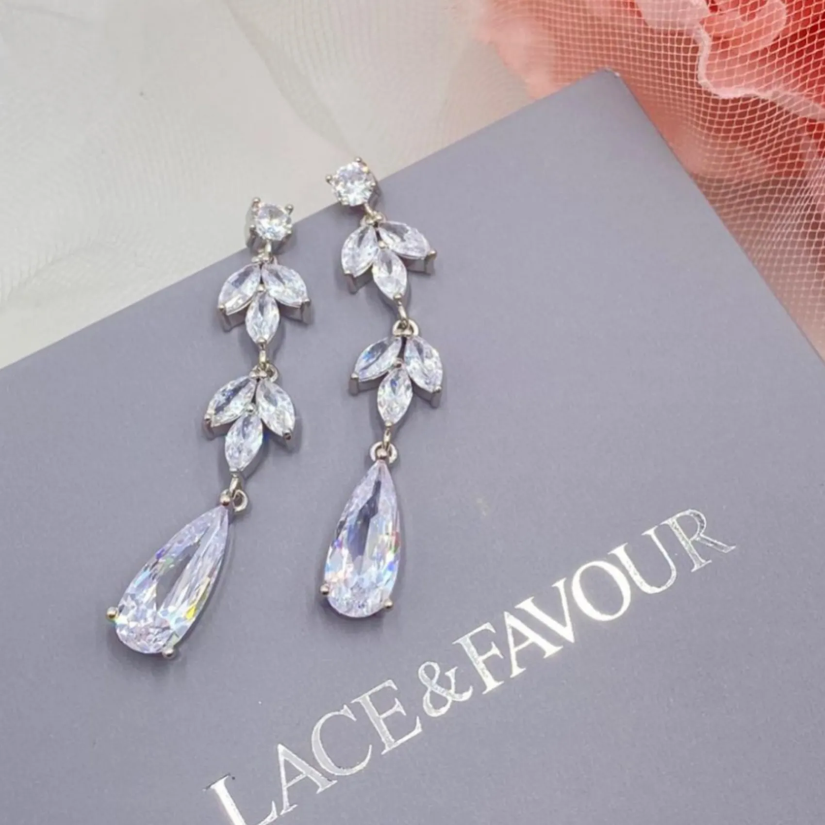 Lace & Favour Radiance Silber Lange Cubic Zirkonia Tropfen Ohrringe* Silberner Abschlussball-schmuck | Abschlussball-ohrringe