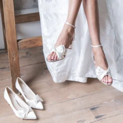 Rainbow Club Arabella Elfenbeinfarbene Satin Sandalen mit asymmetrischer Schleife und Blockabsatz* Hochzeitsschuhe | Schuhe Mit Mittlerem Absatz