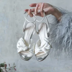 Rainbow Club Arabella Elfenbeinfarbene Satin Sandalen mit asymmetrischer Schleife und Blockabsatz* Hochzeitsschuhe | Schuhe Mit Mittlerem Absatz