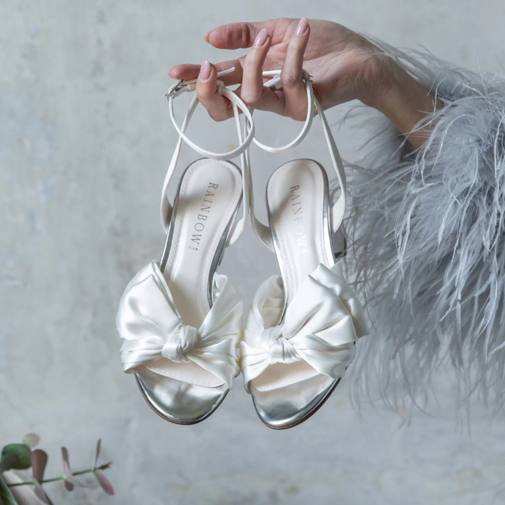 Rainbow Club Arabella Elfenbeinfarbene Satin Sandalen mit asymmetrischer Schleife und Blockabsatz* Hochzeitsschuhe | Schuhe Mit Mittlerem Absatz