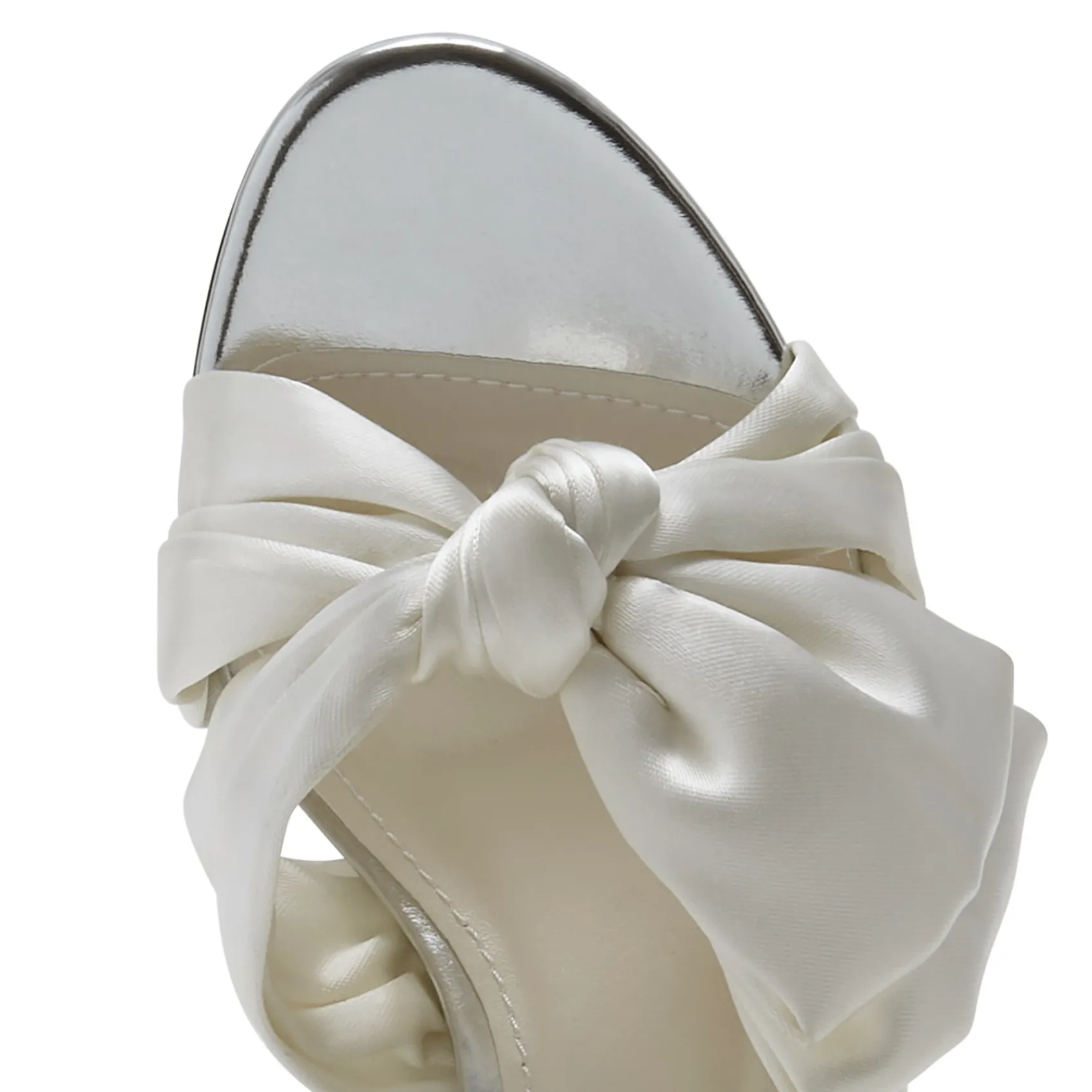 Rainbow Club Arabella Elfenbeinfarbene Satin Sandalen mit asymmetrischer Schleife und Blockabsatz* Hochzeitsschuhe | Schuhe Mit Mittlerem Absatz