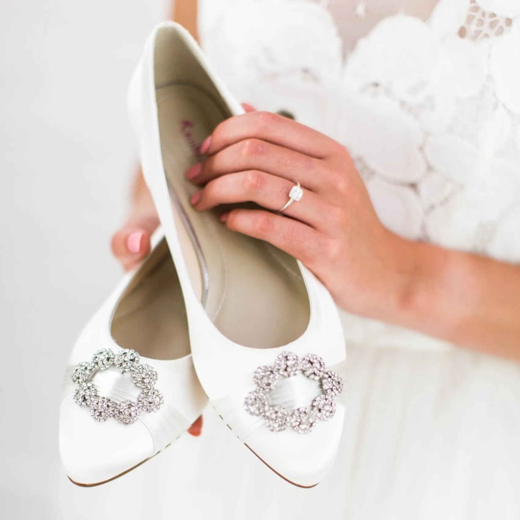 Rainbow Club Dulcie Färbbare elfenbeinfarbene Satin Pumps mit Kristallbrosche* Hochzeitsschuhe | Schuhe Zum Färben