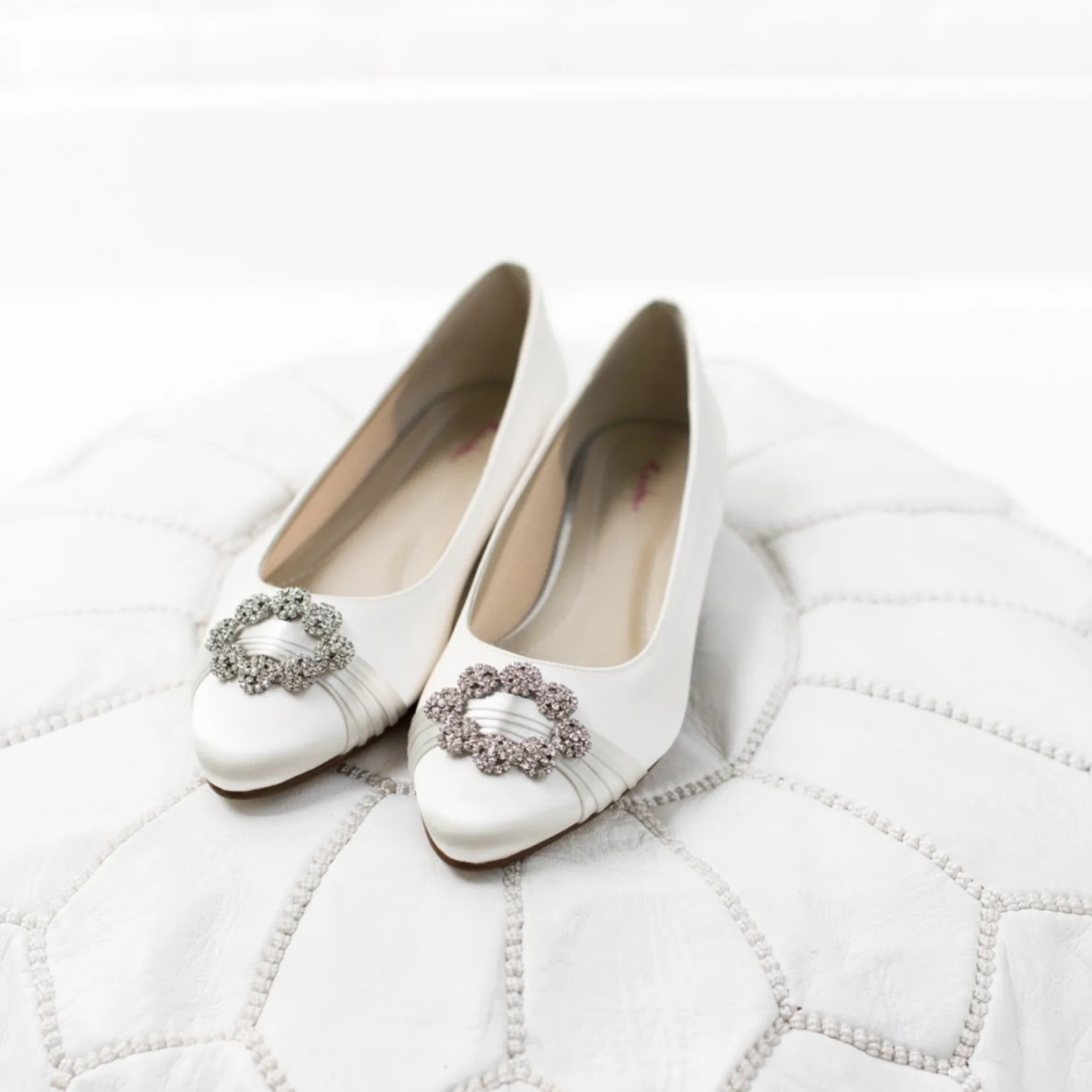Rainbow Club Dulcie Färbbare elfenbeinfarbene Satin Pumps mit Kristallbrosche* Hochzeitsschuhe | Schuhe Zum Färben