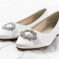 Rainbow Club Dulcie Färbbare elfenbeinfarbene Satin Pumps mit Kristallbrosche* Hochzeitsschuhe | Schuhe Zum Färben