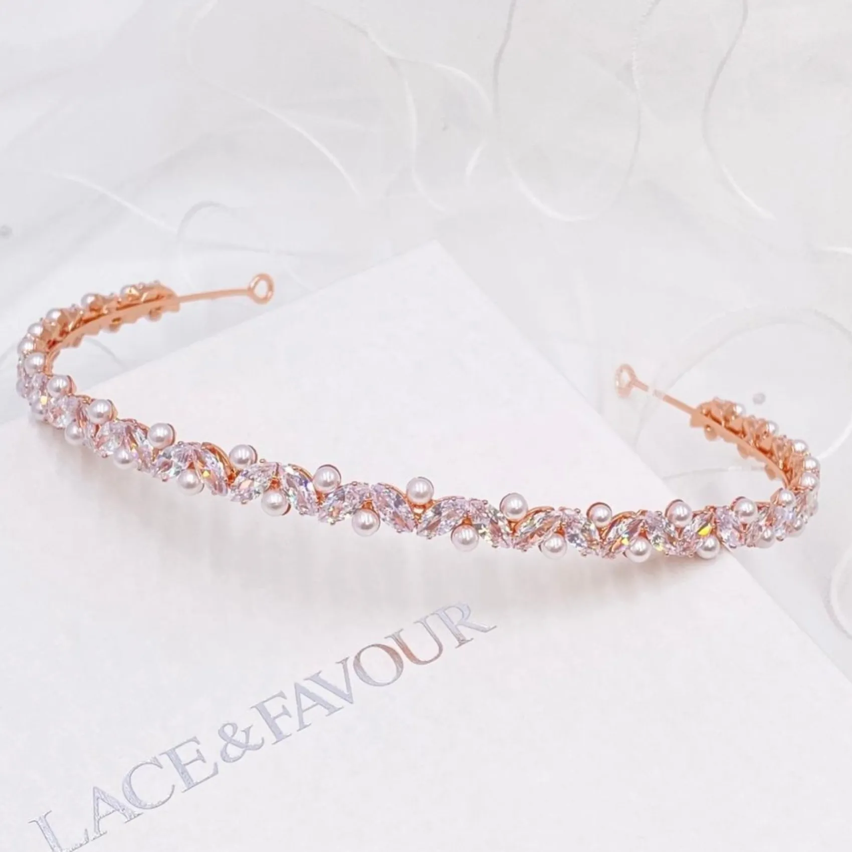 Lace & Favour Rochelle Rose Gold Schmales Stirnband mit Kristall und Perlen* Abschlussball-haarbänder & Tiaras | Perlen-haarschmuck