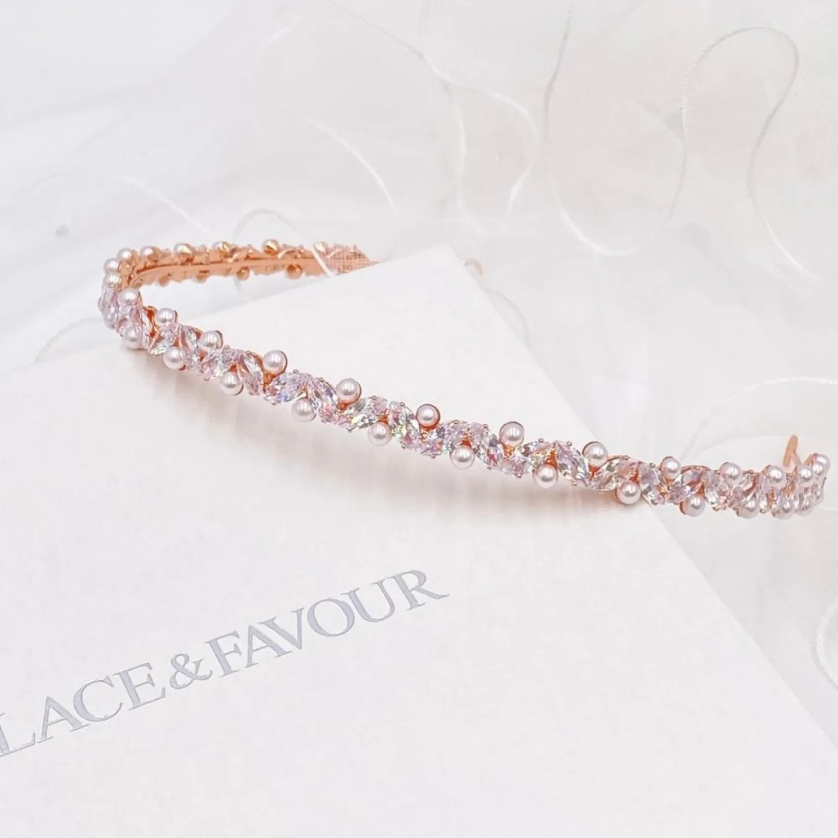 Lace & Favour Rochelle Rose Gold Schmales Stirnband mit Kristall und Perlen* Abschlussball-haarbänder & Tiaras | Perlen-haarschmuck