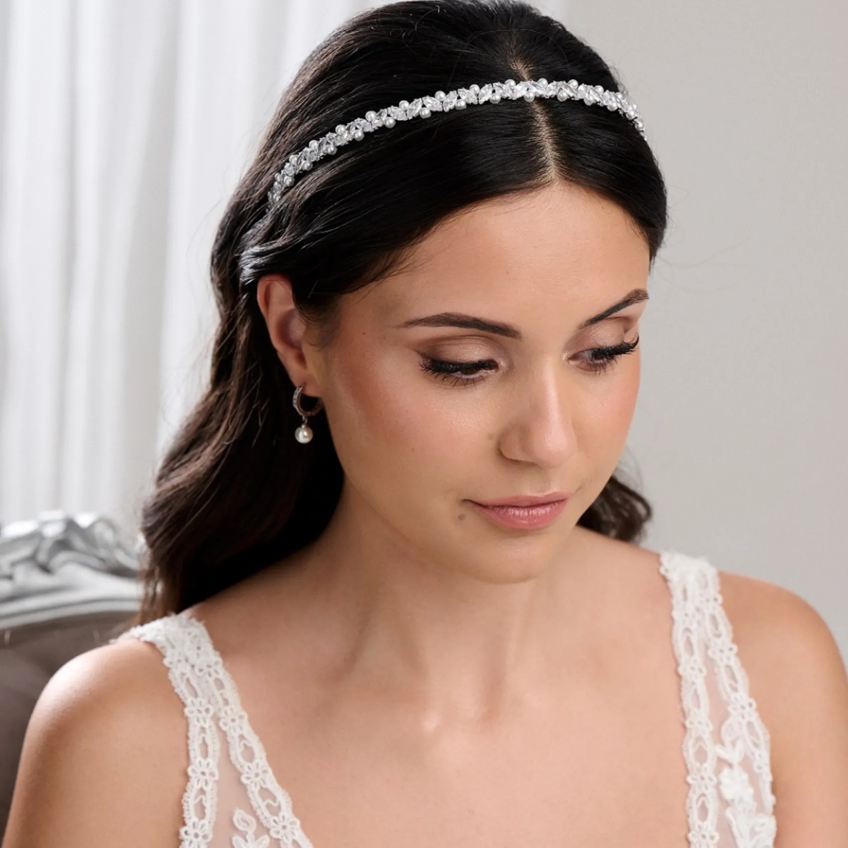 Lace & Favour Rochelle Silberner schmaler Haarreif mit Kristall und Perlen* Abschlussball-haarbänder & Tiaras | Perlen-haarschmuck