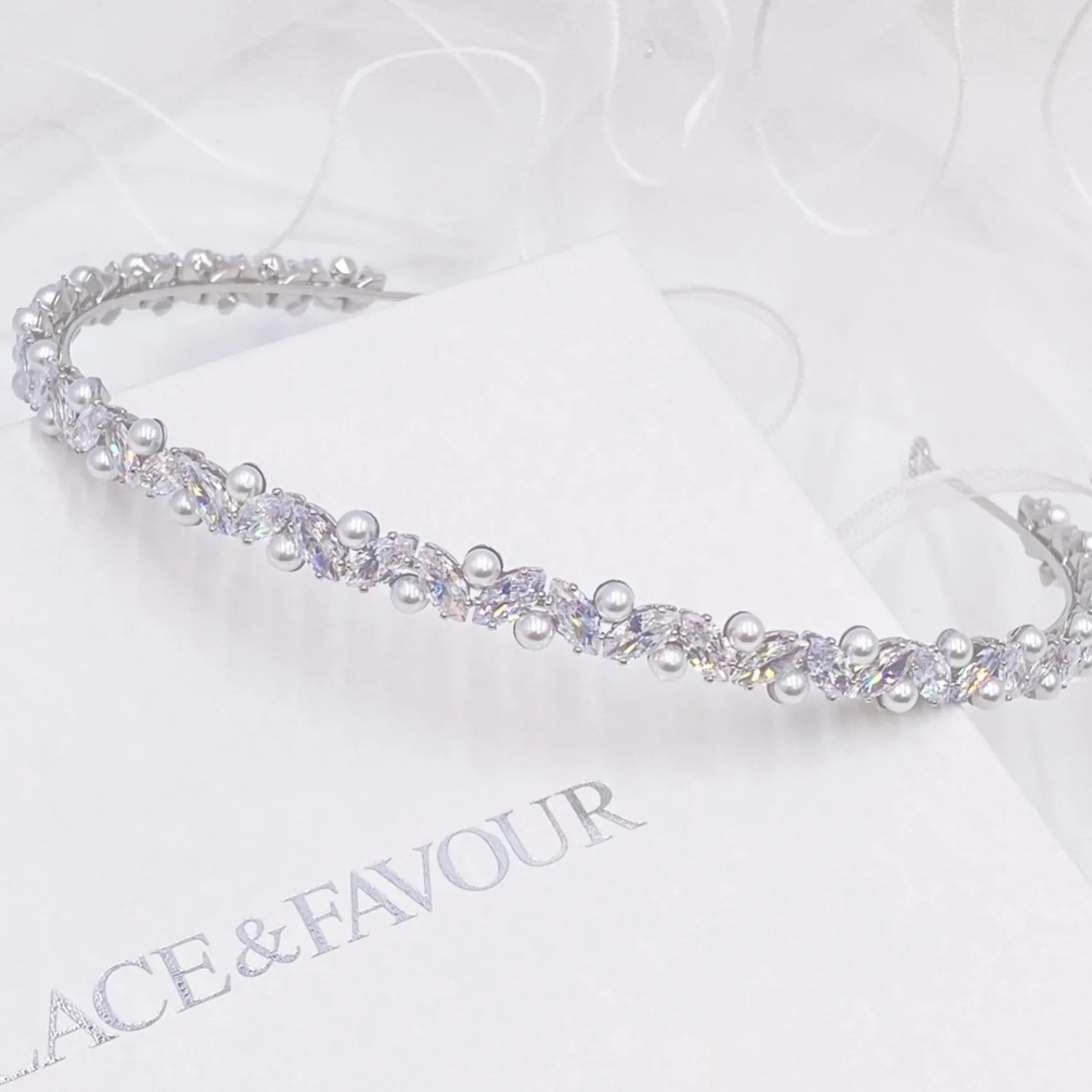 Lace & Favour Rochelle Silberner schmaler Haarreif mit Kristall und Perlen* Abschlussball-haarbänder & Tiaras | Perlen-haarschmuck