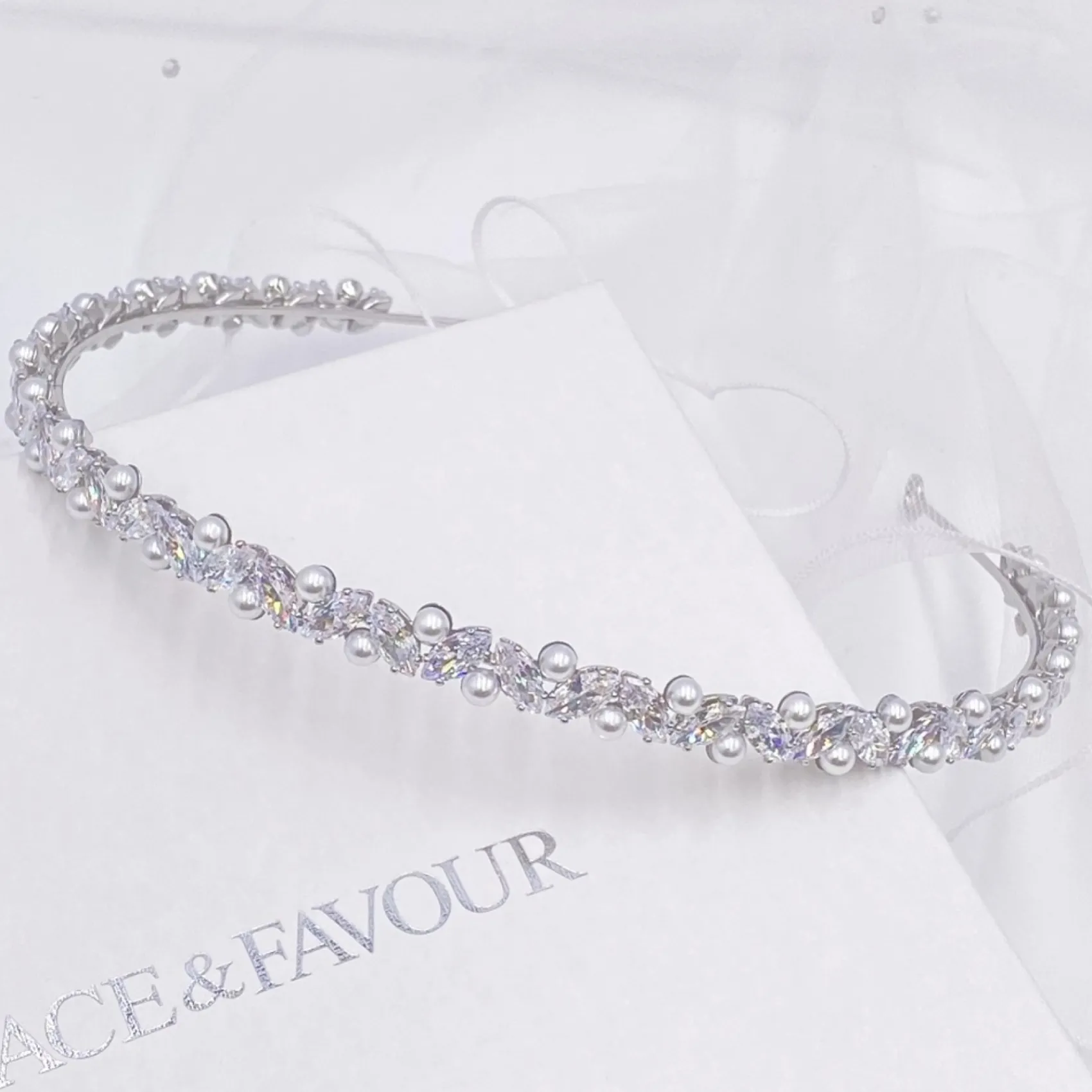 Lace & Favour Rochelle Silberner schmaler Haarreif mit Kristall und Perlen* Abschlussball-haarbänder & Tiaras | Perlen-haarschmuck