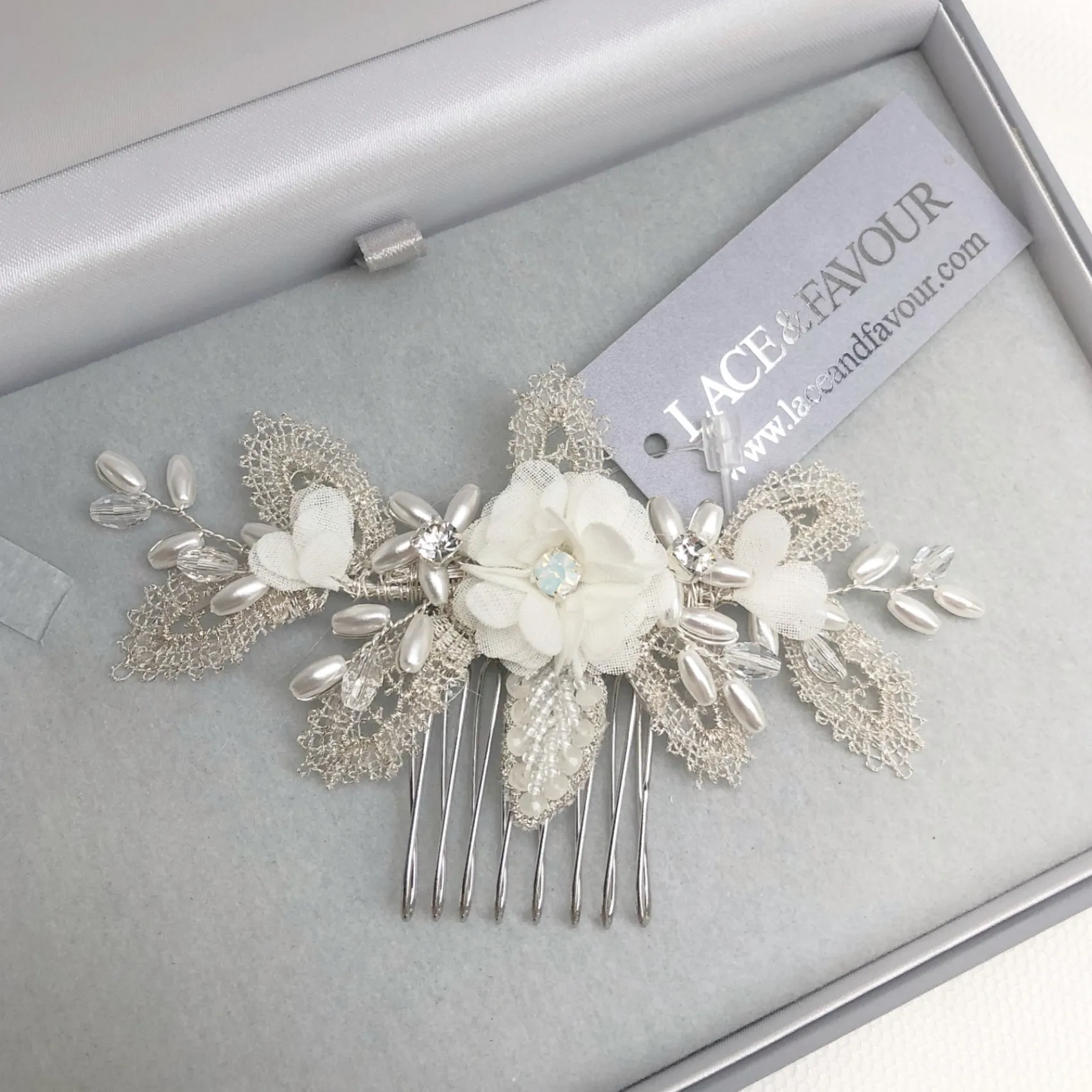 Beads & Beyond Sabrina Mini Perlenblätter und Opalkristallblüten Haarkamm* Geschenke Für Brautjungfern | Perlen-haarschmuck