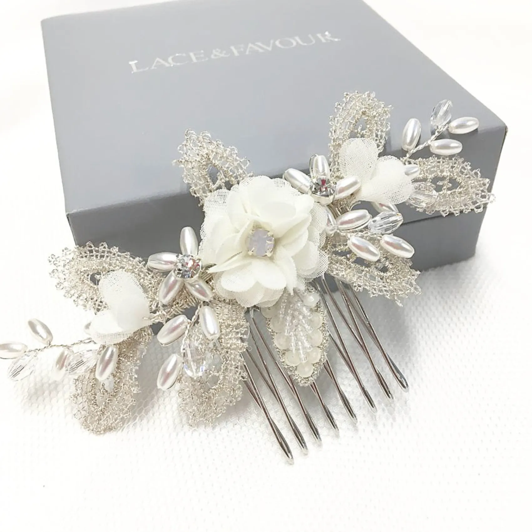 Beads & Beyond Sabrina Mini Perlenblätter und Opalkristallblüten Haarkamm* Geschenke Für Brautjungfern | Perlen-haarschmuck