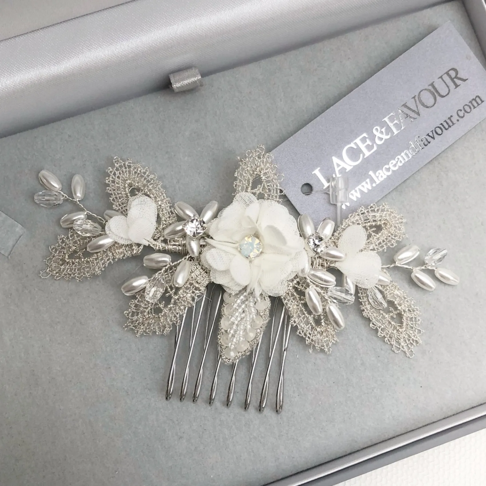 Beads & Beyond Sabrina Mini Perlenblätter und Opalkristallblüten Haarkamm* Geschenke Für Brautjungfern | Perlen-haarschmuck