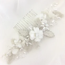 Beads & Beyond Sabrina Perlenblätter und Opalkristall Elfenbein Blumen Haarkamm* Geschenke Für Die Braut | Silberne Haar-accessoires