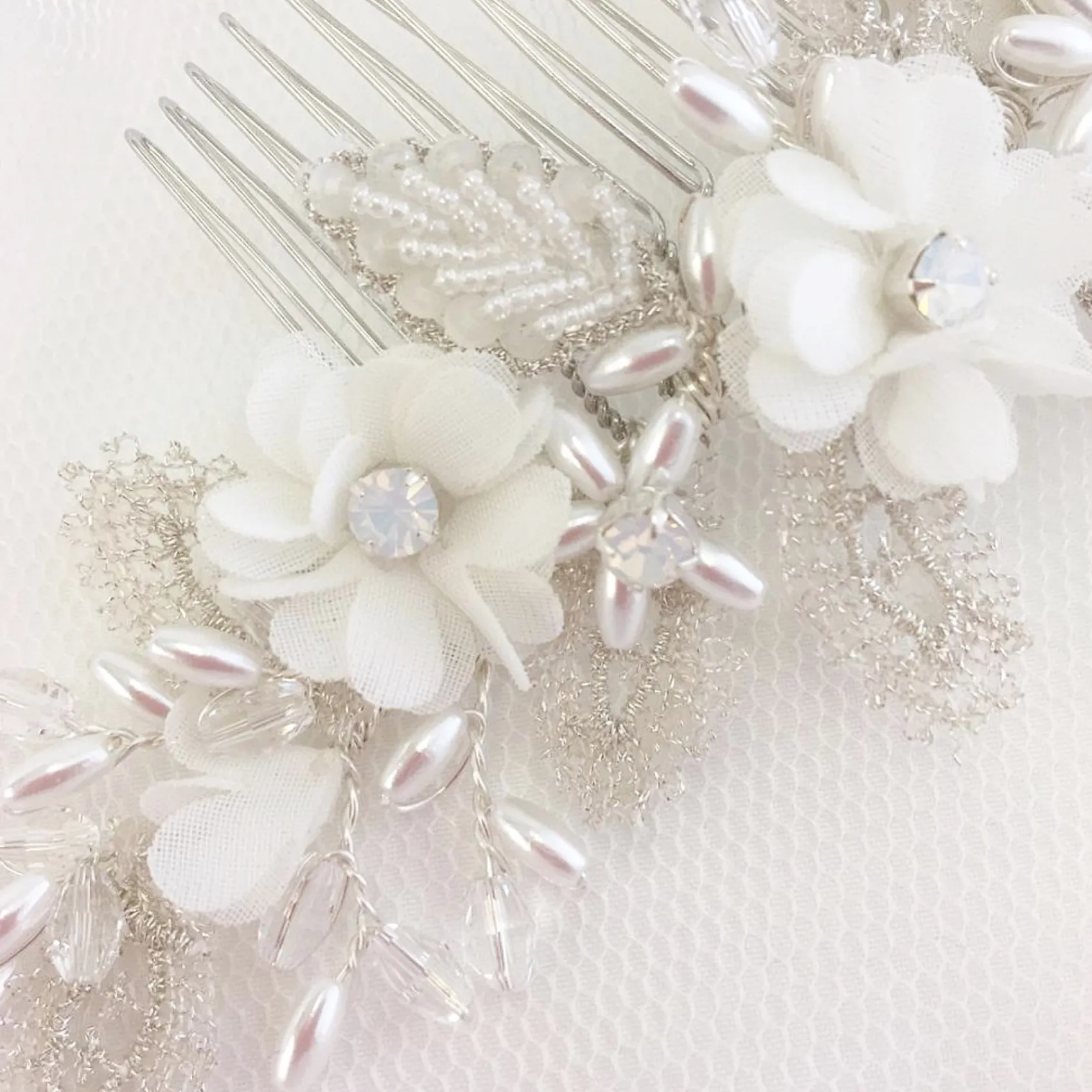 Beads & Beyond Sabrina Perlenblätter und Opalkristall Elfenbein Blumen Haarkamm* Geschenke Für Die Braut | Silberne Haar-accessoires